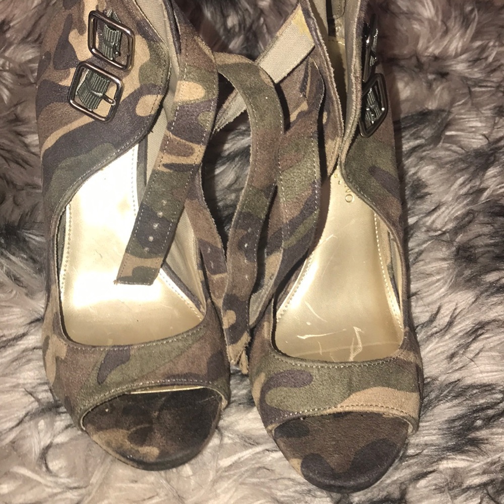 Heels - Picture 3 of 3